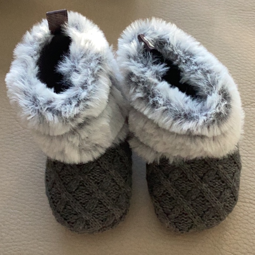 Stepping Stone 3 to 6 months adorable knit with fur and Velcro closure shoes